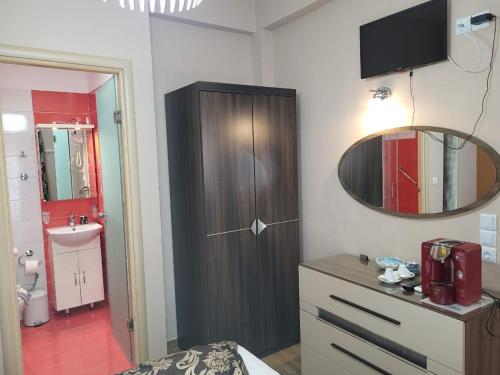 帕尔加Paraskevi's Luxury Studios的一间带水槽和镜子的浴室