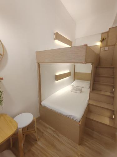 AdlawonVG Pension & Residences的小房间设有双层床和桌子