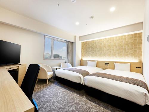 岐阜岐阜大和鲁内酒店的酒店客房设有两张床和一台平面电视。