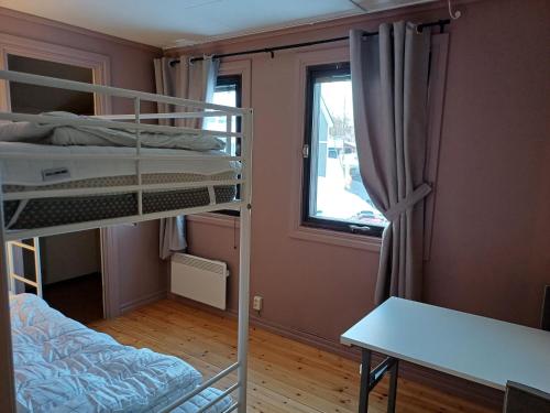 基律纳Kiruna Accommodation Timmermansgatan 23的客房设有两张双层床和一扇窗户。