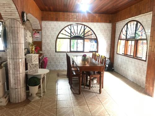 普卡尔帕Casa Bugambilia Pucallpa的厨房配有桌椅和窗户。