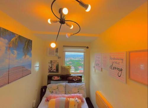 马尼拉Pandora’s Nest的一间卧室配有一张床和吊扇