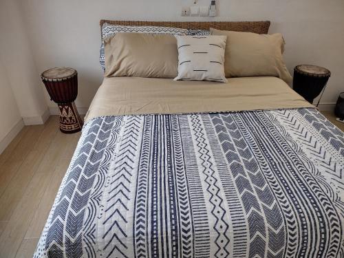 波多诺伏Ivy Residence 4br 6ba with terrasse的一张带蓝色和白色棉被的床