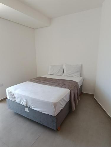 巴拉那州蓬塔尔Residencial Mar Azul-suíte 12的白色客房内的一张大床,