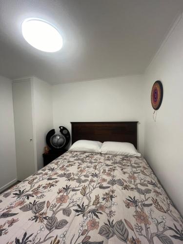 La ChimbaBDN的一间卧室配有一张带花卉床罩的床