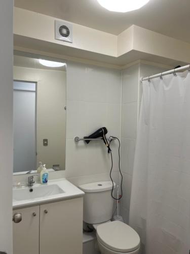 La ChimbaBDN的白色的浴室设有卫生间和水槽。