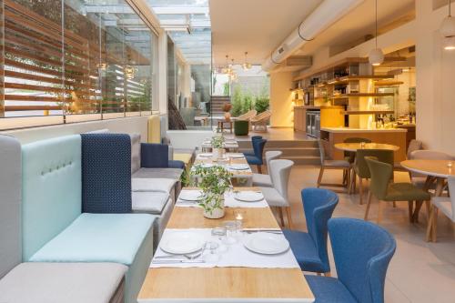 雅典纳弗斯卡酒店的一间带桌椅的用餐室和一间自助餐厅