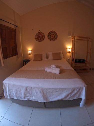 阿廷斯Aquarela Suítes Atins的一间卧室配有一张大床,上面有毛巾