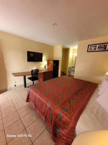 布朗斯维尔La Vista Motel的配有一张床和一张书桌的酒店客房