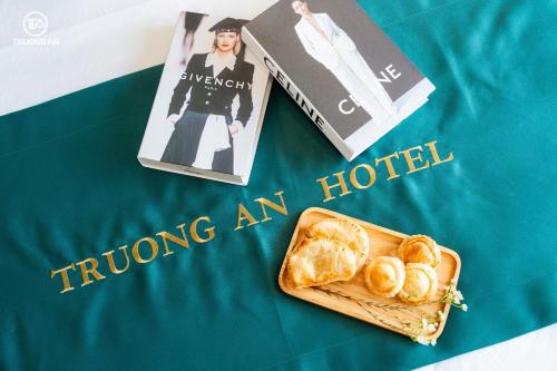 Hoàng NgàTrường An Hotel的一本书,一篮面包和一本杂志