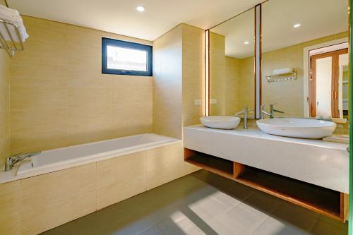下龙湾View View Villas Hạ Long 6A01 - 8Br -Pool的浴室配有两个盥洗盆和浴缸。