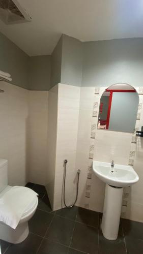 八打灵再也DELUXE FAMILY rOOM 4PAX KD PJ的一间带卫生间和水槽的浴室