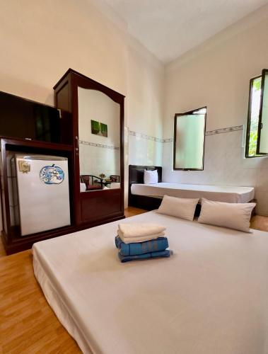 芹苴Khách sạn Nam Đô 2的一间卧室配有一张大床和两张床