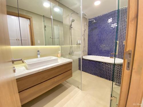 头顿Lfamily Ocean view Apartment 91m2 - ARIA Vung Tau Private Beach Resort, căn hộ Aria Vũng Tàu 91 m2 view biển, bãi biển riêng的一间带水槽和淋浴的浴室