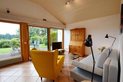 基姆湖畔普林Haus Bergliebe的客厅配有沙发和椅子