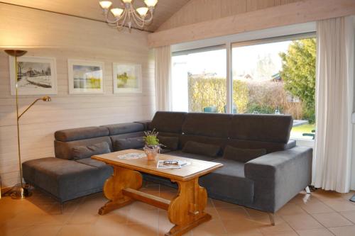 基姆湖畔普林Haus Maja的客厅配有沙发和桌子