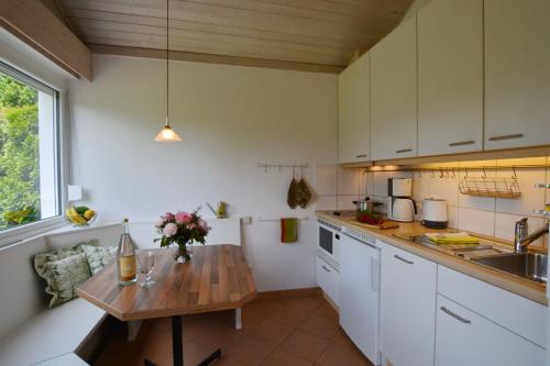 基姆湖畔普林Haus Maja的厨房配有木桌和台面