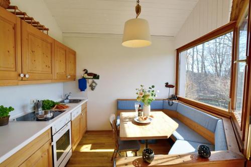 基姆湖畔普林Haus Rehblick的厨房配有小桌子和窗户。