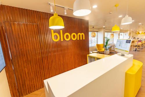 班加罗尔Bloom Hotel - Richmond Road的木墙上有黄色标志的办公室