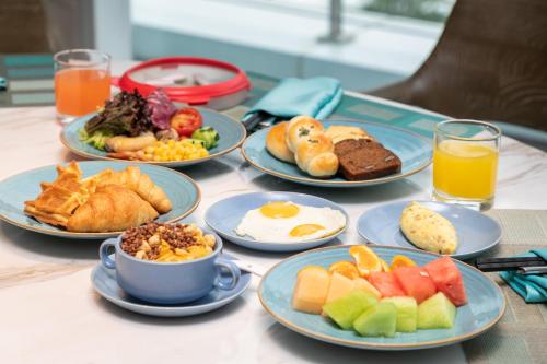 武汉武汉光谷皇冠假日酒店的餐桌,早餐盘和饮料