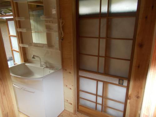 由布市SDGs house without bath & shower room - Vacation STAY 34864v的一间带水槽和镜子的浴室