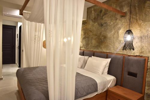 林都斯Rafael Hotel-Adults Only的一间卧室配有一张白色天蓬床
