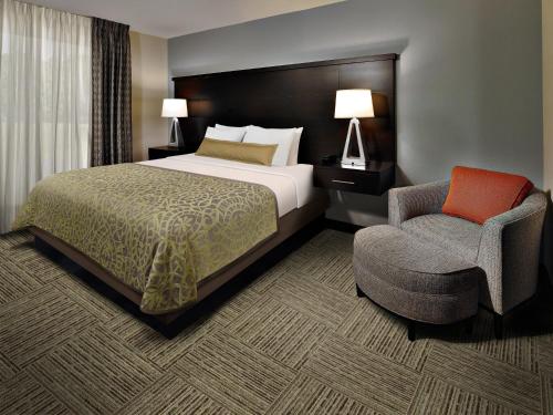 奥斯汀北奥斯汀帕默大道驻桥套房酒店的配有一张床和一把椅子的酒店客房