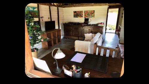 MahamboBeach front Cottage的客厅配有桌子和沙发