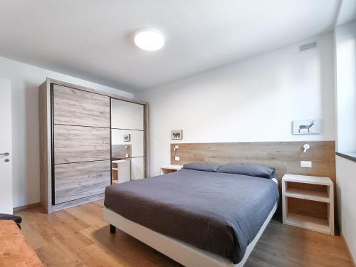 马累Suite Svaizer con giardino privato的一间卧室配有一张大床和一个大衣柜