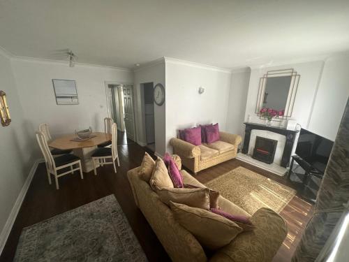戈尔韦St Bridget's Apartments的客厅配有沙发和桌子