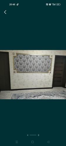 阿克托比Уютная двухкомнатная квартира в Актобе的一幅带床和门的房间的照片