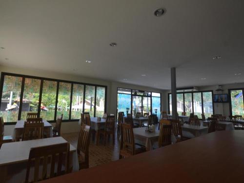 丽贝岛The Green Hotel的用餐室设有桌椅和窗户。