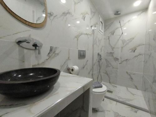 斯科派洛斯Rigas Hotel Skopelos的一间带黑色水槽和卫生间的浴室
