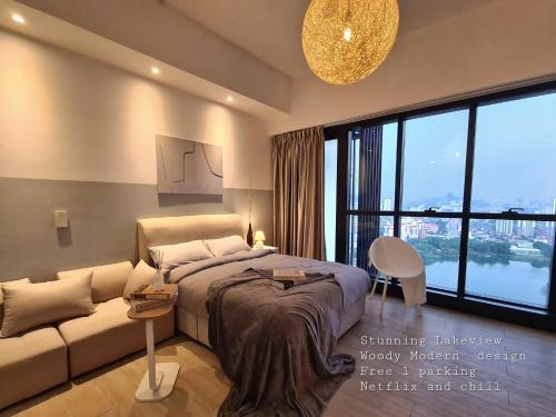 吉隆坡M city service suite KLCC的一间卧室配有一张床和一张沙发