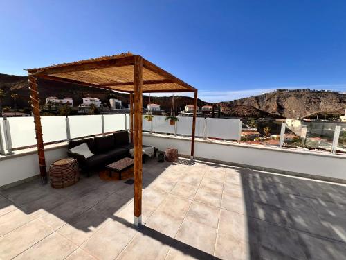 莫甘Escape to paradise luxury Poolvilla with ocieanview near Amadores的房屋屋顶上的凉亭