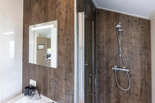 奥德米拉得姆Recreatiepark De Bosrand的带淋浴和镜子的浴室