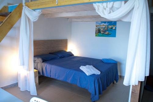 圣马里纳萨利纳Aeolian Sea House的一间卧室配有一张带蓝色棉被的床