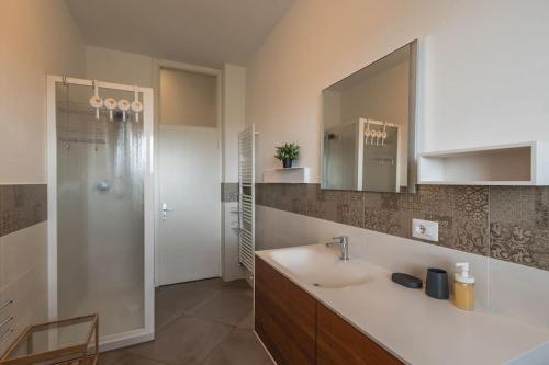 切拉索罗Casa Primo Maggio的浴室配有盥洗盆和带镜子的淋浴