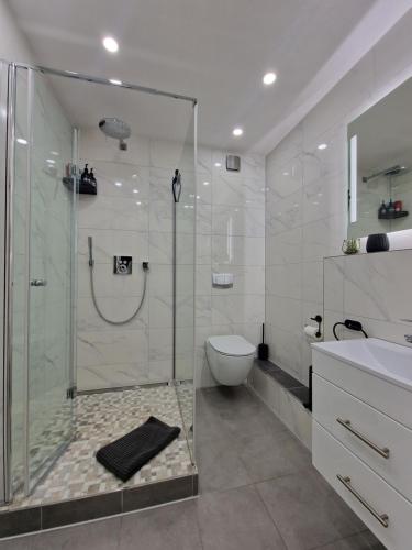 拉尔Sweet Retreat Apartment Lahr的带淋浴、卫生间和盥洗盆的浴室