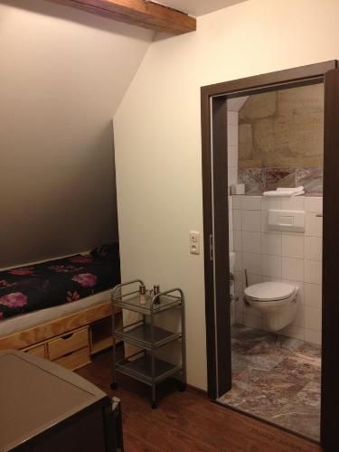 埃朗根埃朗根老城区酒店的一间带卫生间和床的浴室