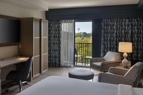 德斯坦盛大大道圣德斯廷万怡酒店的酒店客房设有桌椅和阳台。