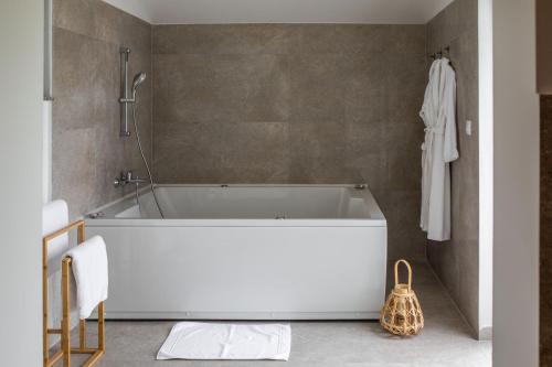 卡尔洛瓦茨Villa Forestview的一间位于客房内的带大型白色浴缸的浴室