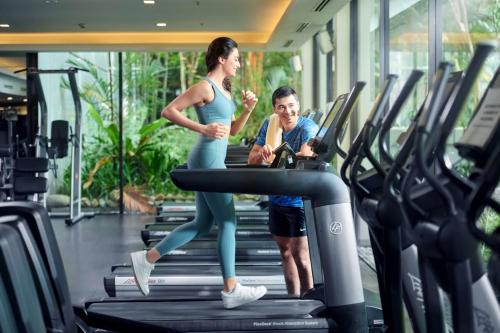 吉隆坡吉隆坡香格里拉酒店的跑在健身房跑步机上的男女