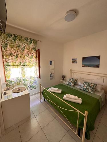 法维尼亚纳A Due Passi dal Centro的一间卧室配有一张带绿毯的床