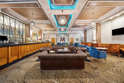 悉尼Castlereagh Boutique Hotel, Ascend Hotel Collection的带沙发的酒店大堂和酒吧