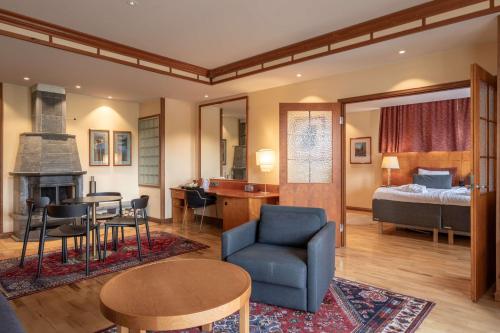 鲁卡斯堪的克卢卡霍维旅馆的客厅设有一张床和一张桌子
