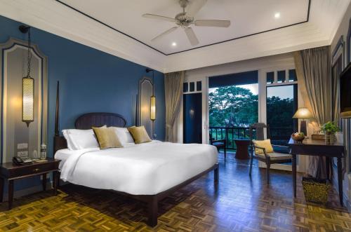 琅勃拉邦The Grand Luang Prabang, Affiliated by Meliá的一间带一张白色大床的卧室和一个阳台