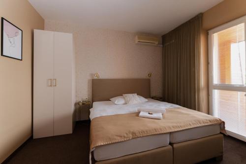 尼特拉Penzion Tofi的一间卧室配有一张床,床上有毛巾