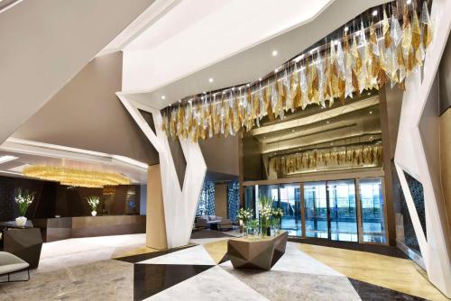 麦纳麦Hilton Bahrain的带有吊灯的酒店大堂