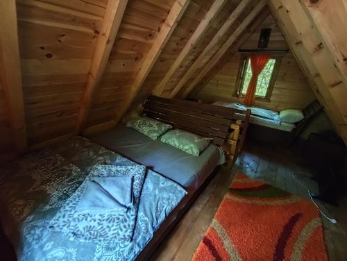 采蒂涅Brvnara Fairy Tale的小木屋内一间卧室的顶部景色
